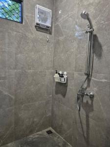 Koupelna v ubytování A Calm Spacious Cottage with Mount Agung View