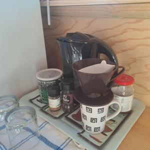 een dienblad met een koffiezetapparaat en een koffiezetapparaat bij Alex's overnight in Heidelberg +14 foto's