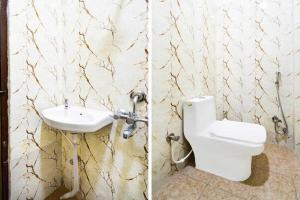 2 immagini di un bagno con servizi igienici e lavandino di HOTEL O A QUBE a Bībīnagar