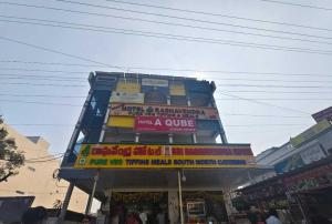 un edificio con insegne colorate sulla sommità di HOTEL O A QUBE a Bībīnagar