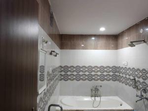 un bagno con vasca e lavandino di HOTEL O A QUBE a Bībīnagar