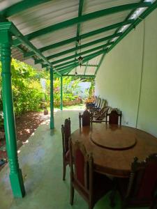 une pièce avec une table et des chaises sous un toit dans l'établissement MB Villa, à Beruwala 43 autres photos