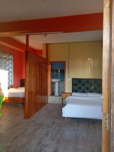 En eller flere senge i et værelse på Pari's Homestay and Food Centre