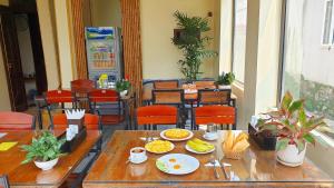 un tavolo con piatti di cibo sopra in un ristorante di Mai Place Homestay a Ninh Binh