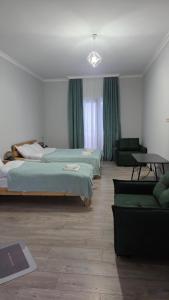 En eller flere senge i et værelse på Guesthouse Bacha & Lia