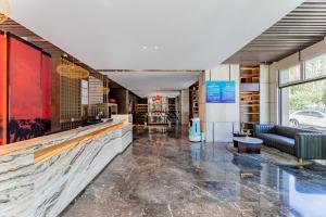 a lobby with a couch and a table at Mercure Huhhot Economic Zone in Hohhot