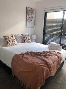 Giường trong phòng chung tại NEW Airy Neat & Comfy 2 story-3 Bed 2 BathGarage