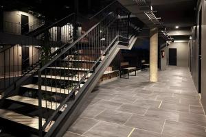 un escalier dans un immeuble avec des bouteilles de vin dans l'établissement Kaoseng Rockhill Hotel, à Songkhla 6 autres photos