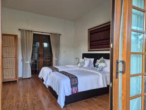 Postel nebo postele na pokoji v ubytování A Calm Spacious Cottage with Mount Agung View