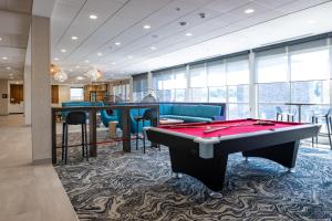 ein Billardzimmer mit einem Billardtisch und einer Bar in der Unterkunft Tru By Hilton Kalamazoo in Kalamazoo