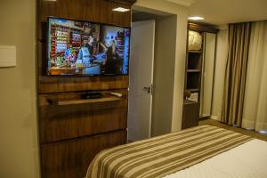 Uma TV ou centro de entretenimento em Hotel Gramado Interlaken