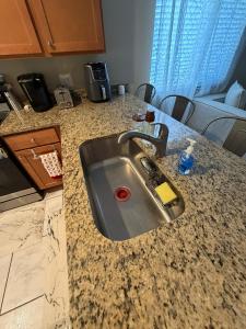 een aanrecht met een wastafel in de keuken bij Maxx Maximum Comfort LLC in Orlando