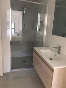 Phòng tắm tại NEW Airy Neat & Comfy 2 story-3 Bed 2 BathGarage +32 ảnh