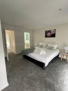 Giường trong phòng chung tại NEW Airy Neat & Comfy 2 story-3 Bed 2 BathGarage