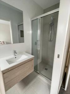 Phòng tắm tại NEW Airy Neat & Comfy 2 story-3 Bed 2 BathGarage