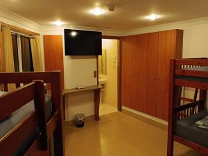 TV a/nebo společenská místnost v ubytování The Original Bel-Air Motel