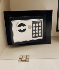 een magnetron met een Apple-logo aan de zijkant bij ViKo35Como in Como