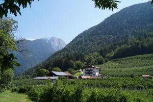 een dorp in een vallei met bergen op de achtergrond bij Appartements Grumserhof in Merano