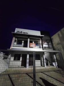 un bâtiment avec une enseigne sur la façade dans l'établissement JLG Transient Home Pagsanjan Laguna, à Pagsanjan