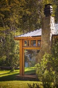 La fachada o entrada de El Aura Lodge - Parque Nacional Los Alerces