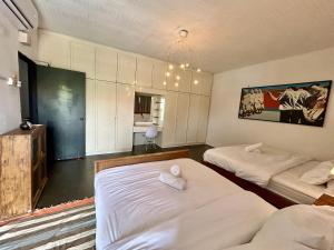 Postel nebo postele na pokoji v ubytování Cozy Super King Bed with Balcony SharedBungalow PJ