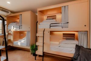 una stanza con tre letti a castello di Nap Old Town a Bangkok