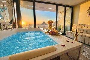 Swimmingpoolen hos eller tæt på Zoom Pyramids View inn