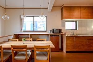 Kuchyň nebo kuchyňský kout v ubytování Lodge Urawa