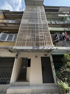 een gebouw met een hoge toren met een deur bij 731 Hostel Victory Monument in Sathani Sam Sen