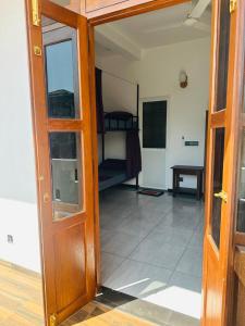 een open deur naar een kamer met een stapelbed bij Lyra Mirissa in Mirissa