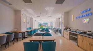 een eetkamer met tafels en stoelen in een restaurant bij Cheermay Hotels in Dongguan