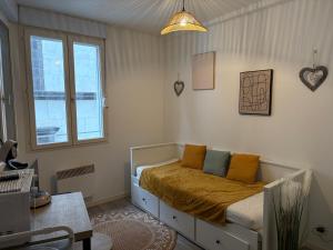 a bedroom with a bed and a window at Studio Lumineux Place de Jaude in Clermont-Ferrand