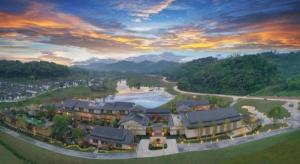 eine Luftansicht eines Resorts mit einem Fluss in der Unterkunft The Mulian Hotel in Tayi-hsien