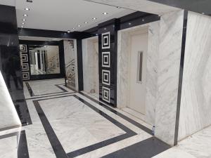 una camera con pareti in marmo bianco e una porta di Pyrs Giza Heaven a Il Cairo