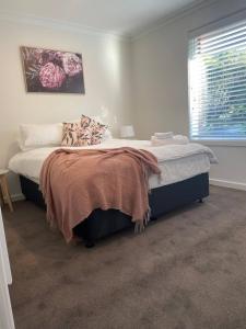 Postel nebo postele na pokoji v ubytování Stylish Renovated 2-bed Quiet, Cozy Wi-Fi