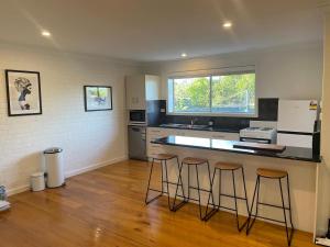 Kuchyň nebo kuchyňský kout v ubytování Stylish Renovated 2-bed Quiet, Cozy Wi-Fi