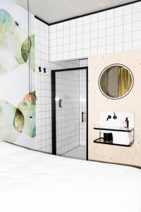 ein Badezimmer mit Waschbecken und Spiegel in der Unterkunft MOLOKO at de Melkhal - just a room - digital key by SMS in Enschede