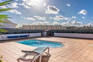 ein Schwimmbad auf dem Dach eines Gebäudes in der Unterkunft Villa La Perla - Cliffside Retreat in Antigua