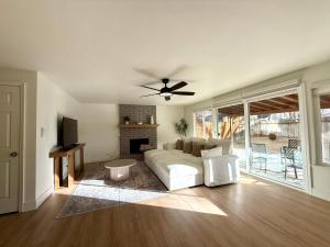 ein Wohnzimmer mit einer weißen Couch und einem Kamin in der Unterkunft New! Modern 4BR max 12 ppl, 5 mins to everything! in Reno
