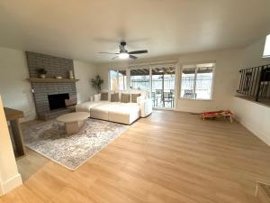 ein Wohnzimmer mit einer weißen Couch und einem Kamin in der Unterkunft New! Modern 4BR max 12 ppl, 5 mins to everything! in Reno