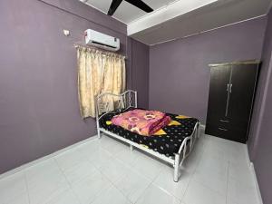 En eller flere senge i et værelse på BB Bahau Homestay