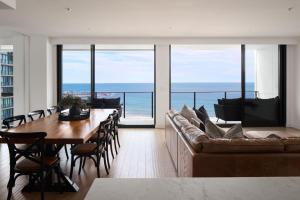 een woonkamer met een bank en een tafel bij The Outlook - 2 bed option in Newcastle