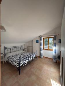 een slaapkamer met een bed en een raam bij Roccaraso Inn Blu in Roccaraso