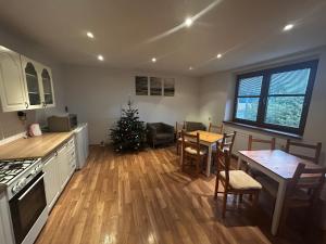 eine Küche und ein Esszimmer mit einem Weihnachtsbaum darin in der Unterkunft Privát Tatry Štrba in Štrba