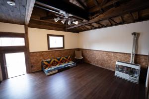 ein Wohnzimmer mit Sofa und Fernseher in der Unterkunft ゆらゆら亭 Yura Yura Tei Niseko in Rankoshi