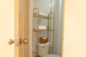 een badkamer met een toilet en een handdoekenrek bij Casa Nido Bacalar in Bacalar +39 foto's