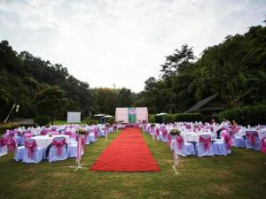 eine Reihe von Tischen und Stühlen mit einem roten Teppich in der Unterkunft Imperial Golden Triangle Resort in Golden Triangle + 109 Fotos