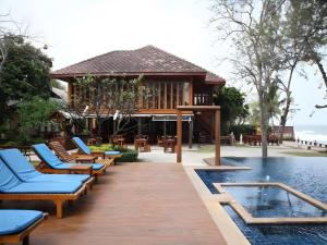 ein Resort mit Liegestühlen und einem Pool in der Unterkunft Baan Talay Dao Resort in Hua Hin