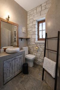 Et badeværelse på Villa Monolia Sea View Stone Villa With Garden