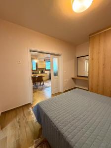 En eller flere senge i et værelse på Marathias Home